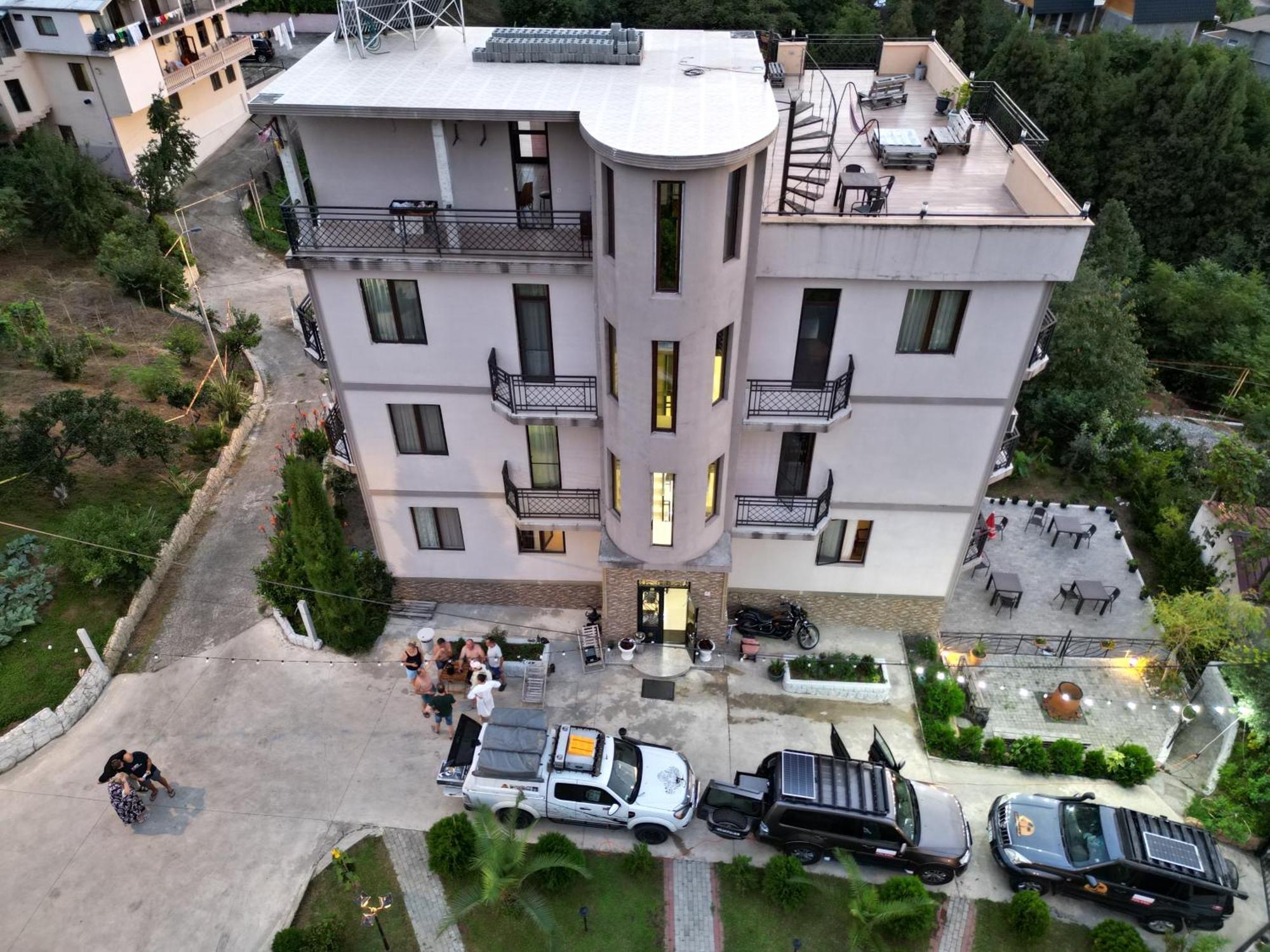 Green Yard Hotel 巴统 外观 照片