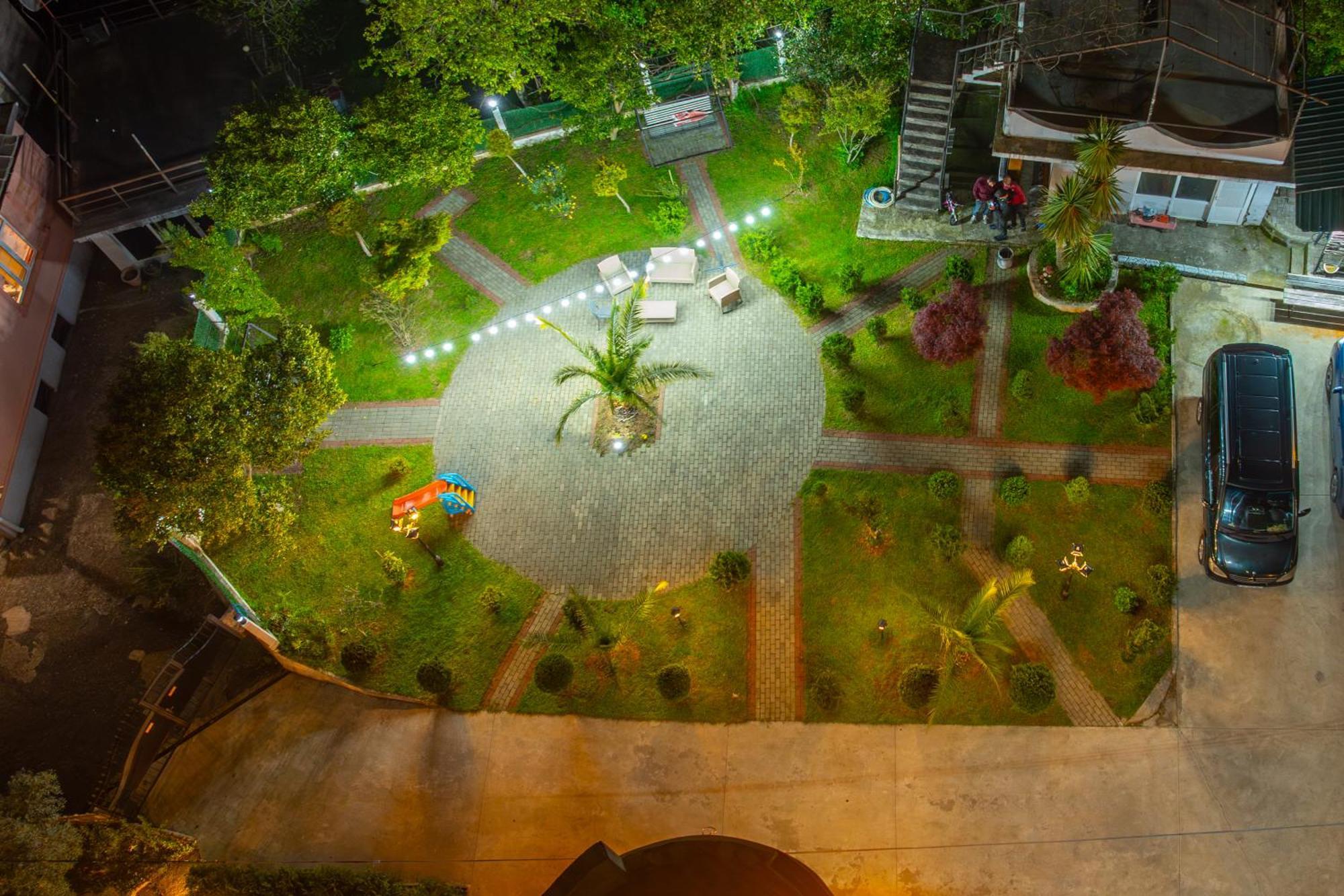 Green Yard Hotel 巴统 外观 照片